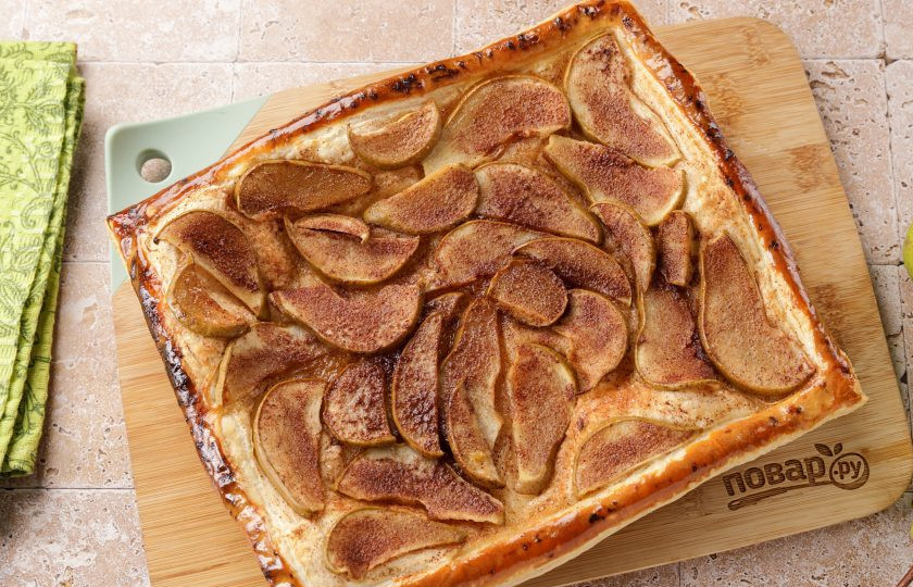 1. Этап. Пирог с грушей из бездрожжевого теста: Пирог с грушей из бездрожжевого теста готов. По желанию верх можно посыпать сахарной пудрой. Нарежьте на порции и подавайте к столу.