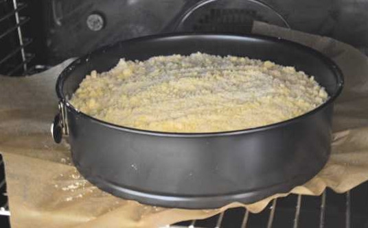 1. Этап. Царская ватрушка: 11. Отправьте ватрушку в разогретую до 180 градусов духовку и выпекайте минут 45 до румяной корочки. После остудите в форме немного и переложите на решетку. До подачи дайте постоять минимум час. Приятного чаепития!