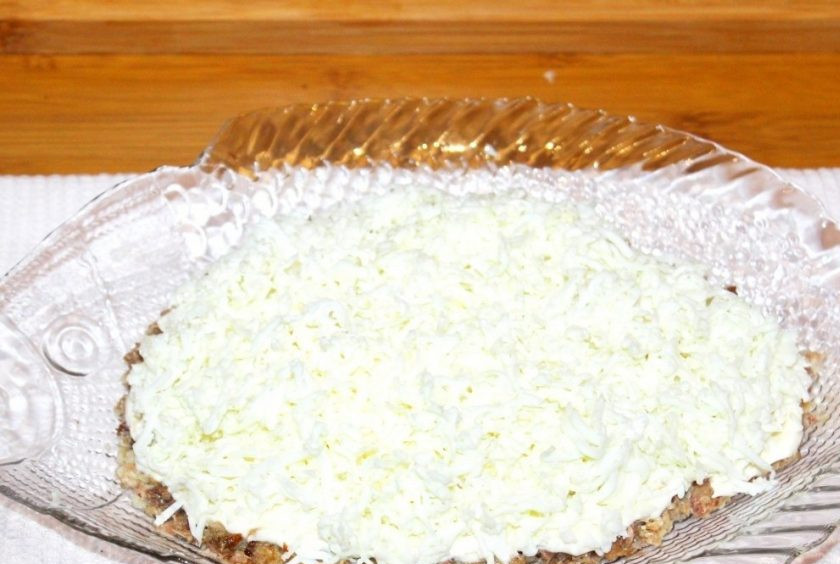 1. Этап. Салат Мимоза с маслом: 3. Посыпаем натертым яичным белком и не забываем промазывать майонезом. Нашинкованный мелко лук можно положить вторым слоем (перед яйцами), а можно поверх яиц.