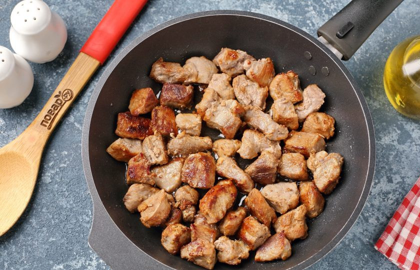 1. Этап. Тушёная свинина в сметанно-горчичном соусе: Разогрейте сковороду с маслом, выложите мясо и обжарьте на сильном огне до появления румяной корочки.