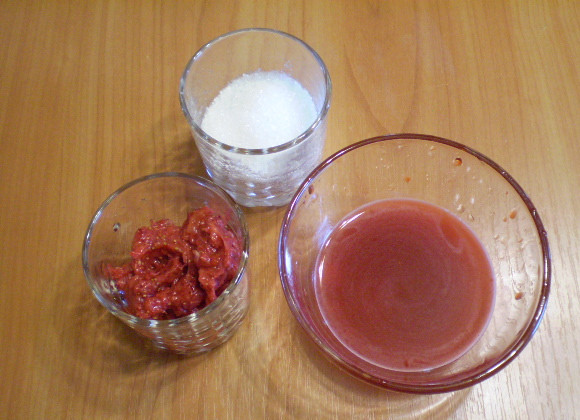 1. Этап. Клубничный морс: 2. Из клубники с помощью марли или тонкой хлопковой ткани выжать сок.