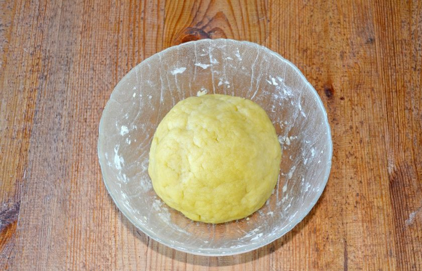 1. Этап. Торт Прекрасная Мария: Замесите однородное мягкое тесто и уберите его в холодильник на 35-40 минут.