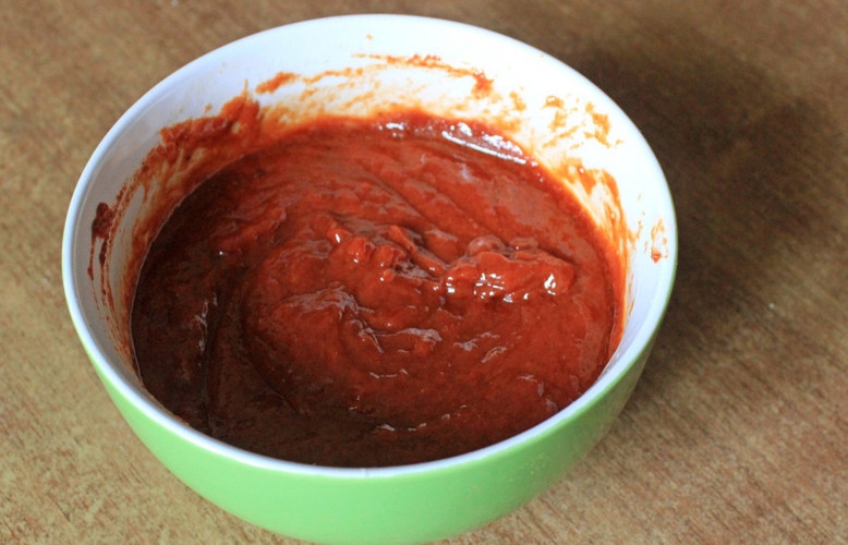 1. Этап. Куриные крылышки Баффало: Перемешайте соус и масло до однородной консистенции. Поместите полученную смесь в холодильник.