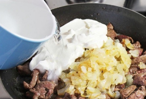 1. Этап. Печень индейки со сметаной: Спустя 10 минут после обжарки, в сковороду с печенью индейки добавляем лук и сметану. Заливаем эту смесь стаканом воды. И тушим еще 25 минут под закрытой крышкой.