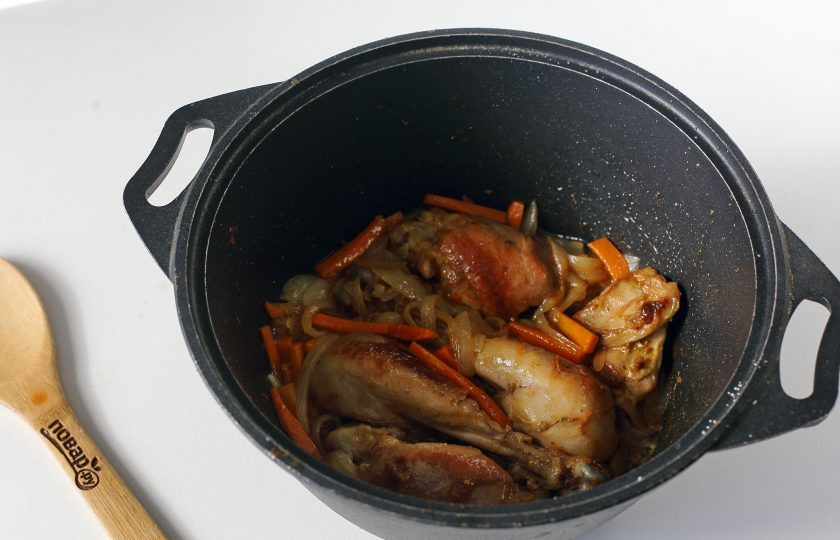 1. Этап. Рис с курицей и тыквой: Добавьте нарезанную соломкой морковь и перьями лук. Обжарьте все вместе до мягкости овощей.