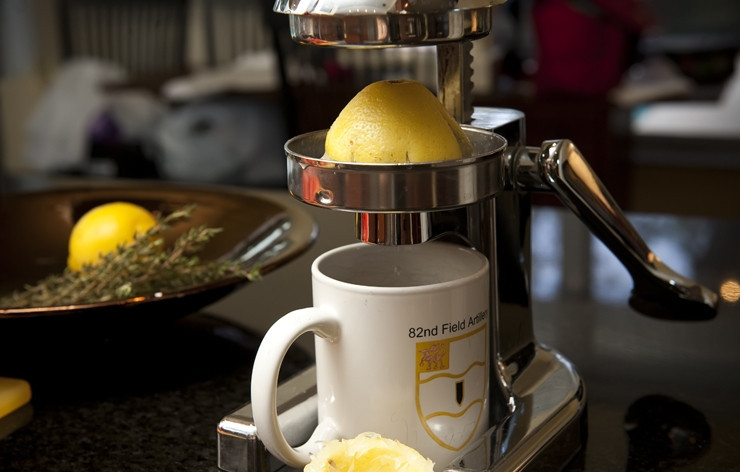 1. Этап. Джем из помидоров: 2. Из лимонов выдавите сок. Можно это делать и без хитроумных приспособлений, а просто используя грубую физическую силу :)