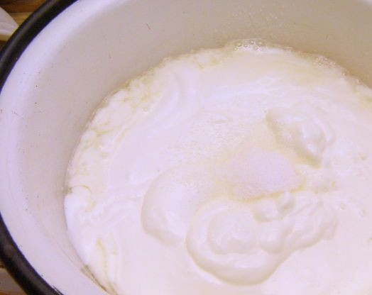 1. Этап. Десерт из сметаны с желатином: 5. Затем выливаем его в желатин, добавляем сметану и взбиваем все миксером.