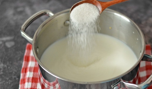 1. Этап. Каша пшённая молочная классическая: Следом за пшеном сразу же добавьте соль и сахар.