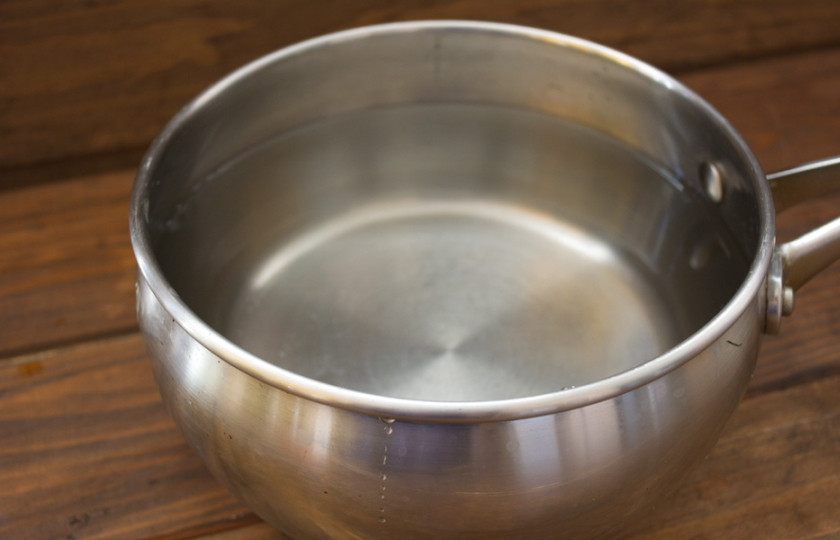 1. Этап. Кисель из варенья и крахмала: В сотейнике вскипятите воду.