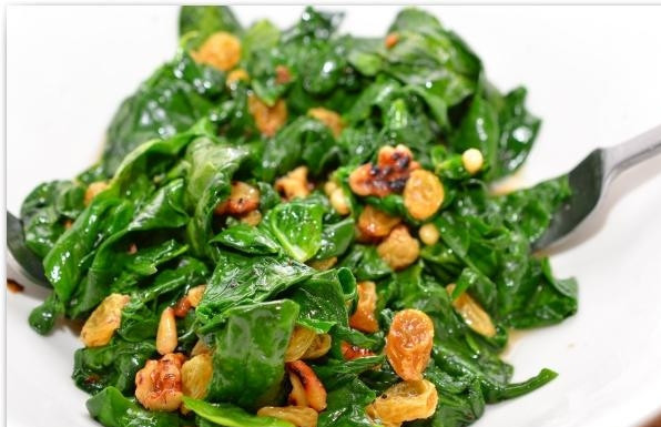 1. Этап. Салат из шпината, изюма и кедровых орешков: Содержимое сковороды перекладываем в тарелочку, добавляем туда изюм, перемешиваем.