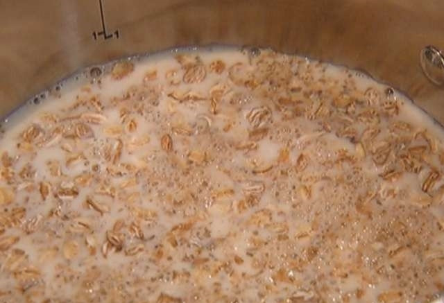 1. Этап. Каша из пшеничных отрубей: 1. Молоко наливаем в кастрюлю, насыпаем злаковые хлопья и пшеничные отруби, варим все после закипания около семи минут и постоянно помешиваем. Снимаем кашу с огня, добавляем масло, перемешиваем.