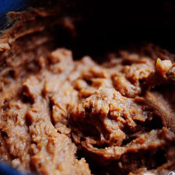 1. Этап. Мексиканская пицца: Тщательно смешайте и поставьте нагреваться.