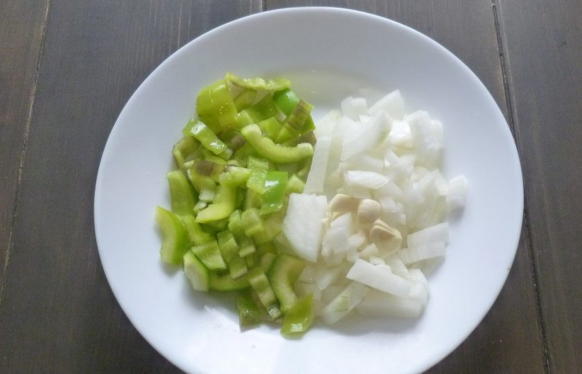 1. Этап. Суп с горошком, пшеном и оливками: Пшено промойте и отварите до готовности. Подготовьте овощи. Перец и лук нарежьте кубиками, чеснок - пластинами.