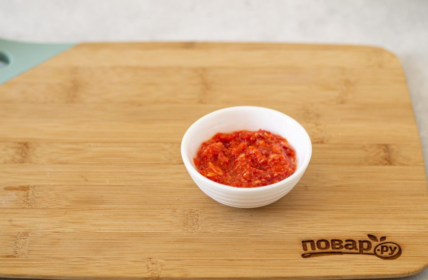 1. Этап. Баклажаны с острым перцем и чесноком: Чеснок очистите, с перца чили удалите семена. Измельчите в блендере вместе с сахаром, солью и уксусом.