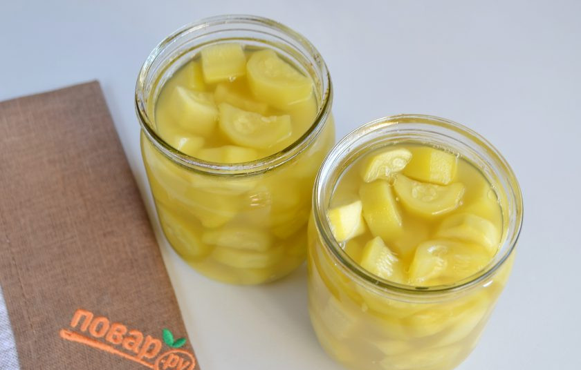 1. Этап. Кабачок, как ананас на зиму: 5. Разложите кабачки по стерильным баночкам и закатайте. Переверните вверх дном на 12 часов. После чего смело убирайте в погребок или кладовку для длительного хранения.