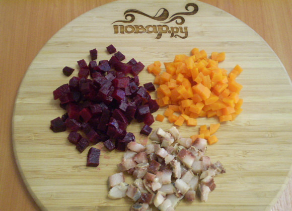 1. Этап. Салат Вкуснятина: Свеклу, морковь и селедку порежьте кубиками.