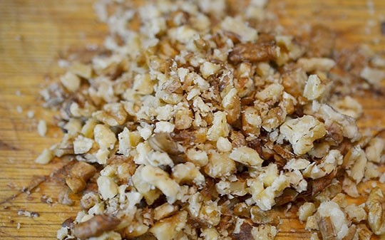 1. Этап. Традиционный рождественский штоллен: Орехи порубите.