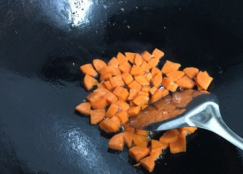 1. Этап. Тофу во фритюре с ананасом: Дальше добавляем морковку и жарим ее до готовности, помешивая.