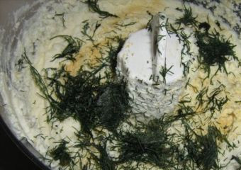 1. Этап. Осетинский пирог с картошкой: Добавьте к ней картофель с творогом, укроп. Посолите по вкусу. Перемешайте всё вместе.