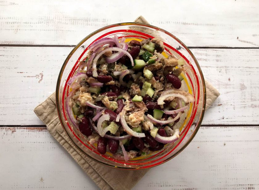 1. Этап. Салат с красной фасолью и рыбой: Заправьте салат оливковым маслом, горчицей, добавьте соль, лимонный сок и хорошо все перемешайте.