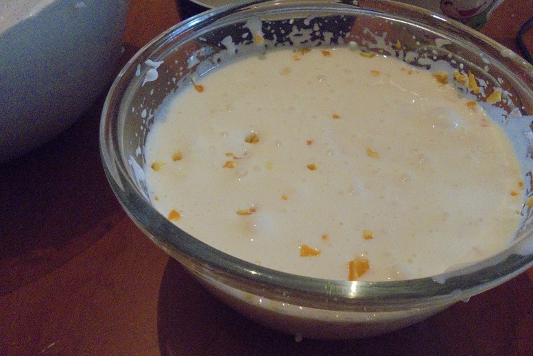 1. Этап. Бисквитный торт с кремом из сгущенки: 2. Желтки же перетираем с сахаром, добавим сок и цедру апельсинов, ванилин и масло. Туда же — муку и разрыхлитель, и туда же — белковую пену.