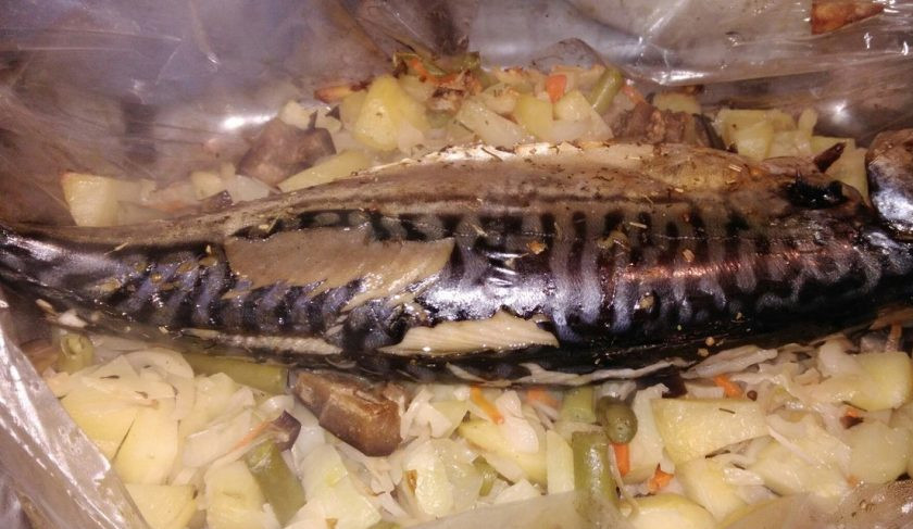1. Этап. Скумбрия, запеченная с овощами в рукаве: 6. После запекания достаем рукав. Разрезаем его очень аккуратно, поскольку внутри пар. Дайте блюду постоять 5 минут. После можно подавать к столу.
