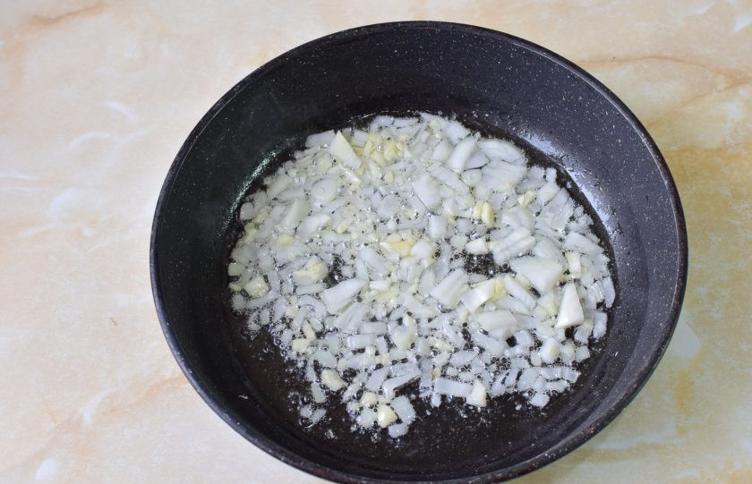 1. Этап. Спагетти по-болонски: На горячую сковороду налейте немного растительного масла и обжарьте лук на небольшом огне 1-2 минуты.