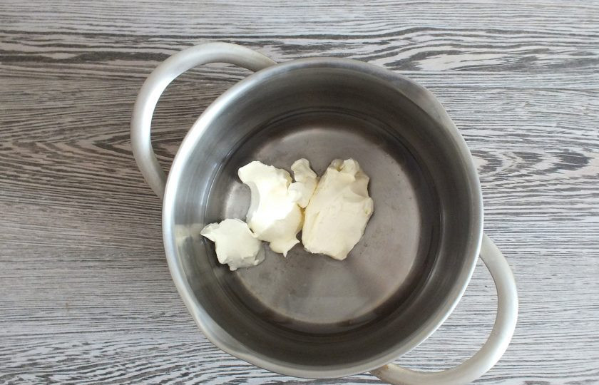 1. Этап. Профитроли с кремом Пломбир: Приготовьте заварное тесто. В кастрюлю или сотейник налейте воду. Добавьте сливочное масло и щепотку соли. Поставьте на огонь, нагревайте до закипания.