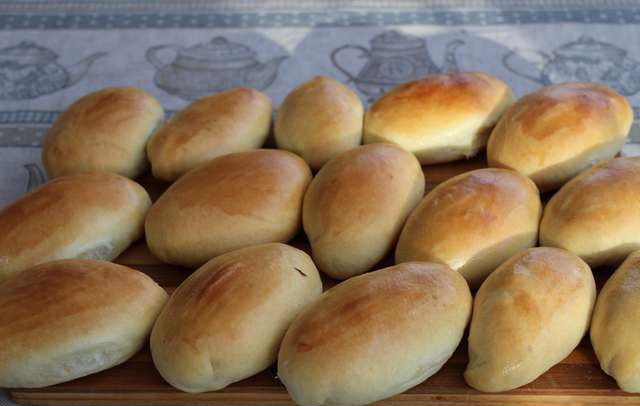 1. Этап. Горячие пирожки: Подаем наши вкусные пирожки исключительно в горячем виде. Можно также использовать любую другую начинку. Я часто готовлю с картофелем и укропом. Приятного аппетита!