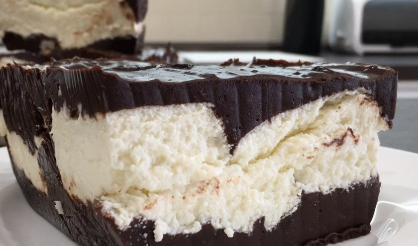 1. Этап. Домашние глазированные сырки: 10. Извлеките сырок из формы, отделите от пленки и нарежьте удобными кусочками. Готово :)