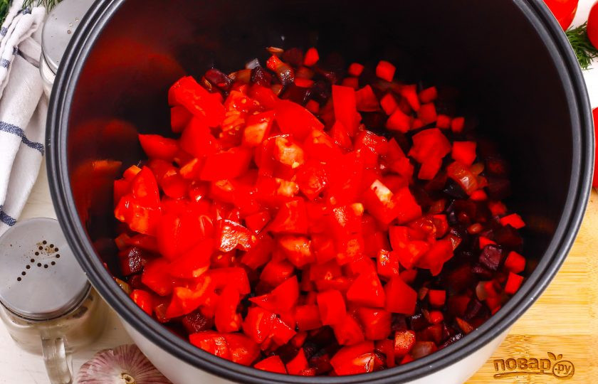1. Этап. Заправка для борща в мультиварке на зиму: Пока нарезки жарятся, промойте помидоры и вырежьте из них зеленые сердцевинки. Нарежьте кубиком и добавьте в емкость. Если у вас есть свободное время, то вы можете заранее очистить томаты от кожуры и натереть их на терке. Если томаты не сочные, дополнительно влейте в емкость 100 мл. горячей воды.