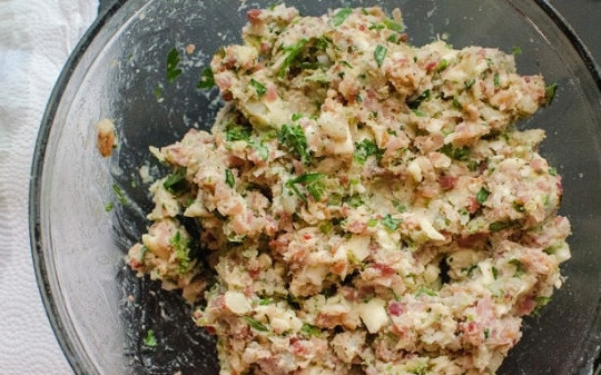 1. Этап. Яйца шотландские: 1. Для приготовления начинки отварите до готовности и разомните в пюре картофель. Добавьте обжаренный фарш с беконом, измельченную зелень, тертый сыр. Посолите и поперчите все по вкусу.