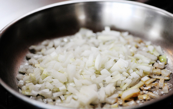 1. Этап. Cвинина в брусничном соусе: 9. Выложите лук, обжарьте его на среднем огне.