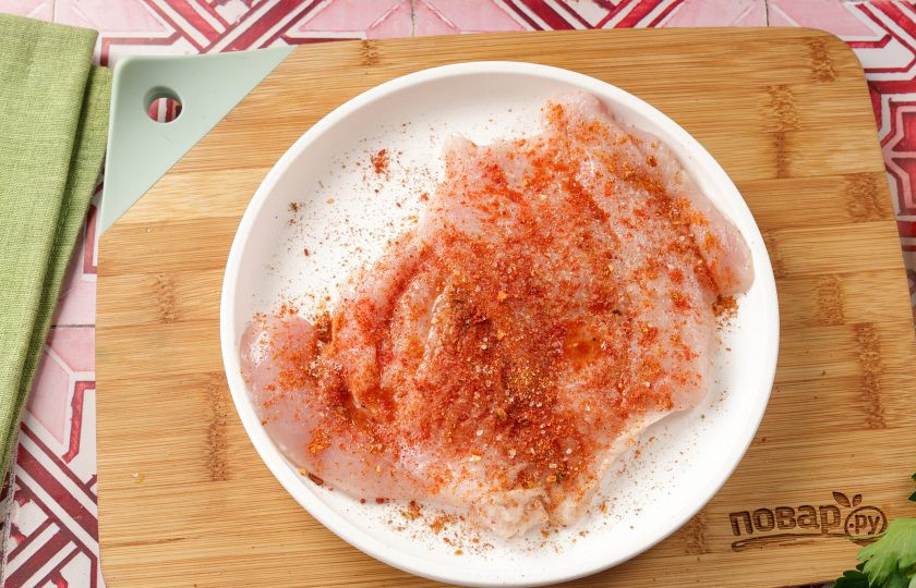 1. Этап. Салат с курицей, помидором и пекинской капустой: Полейте грудку соком лимона, посолите и натрите специями. Если есть время, оставьте на 20-30 минут.