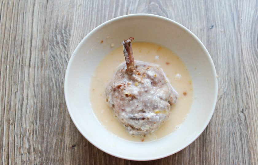 1. Этап. Куриные леденцы: В миску разбейте яйцо, перемешайте вилкой до однородности и окуните крылышки, чтобы они полностью (кроме кости) покрылись.