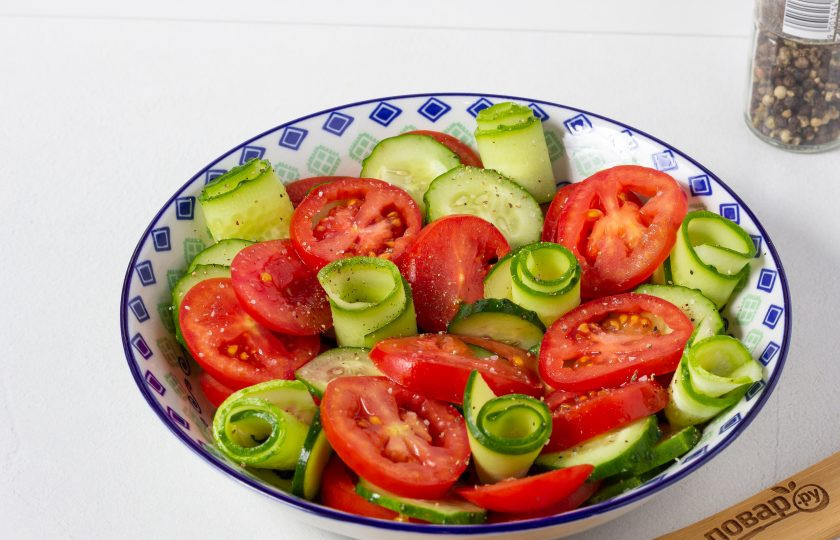 1. Этап. Салат Ахцан: Цветочки из огурцов поперчите по вкусу. Весь салат сверху немного подсолите.