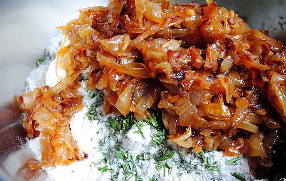 1. Этап. Хлеб с луком и розмарином: 3. Соединить муку и соль в отдельной миске. Добавить смесь муки вместе с луковой смесью и розмарином в дрожжевую массу, аккуратно помешивая.