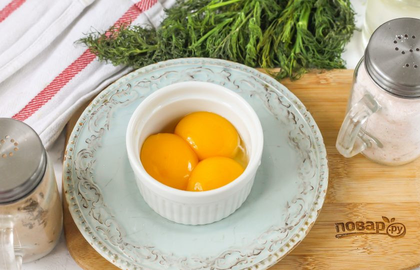 1. Этап. Соус Айоли от Джейми Оливера: Отделите желтки от белков, аккуратно разбивая куриные яйца. Белки используйте при приготовлении других блюд.