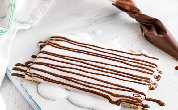 1. Этап. Сливочный мильфей: 6. Украсьте десерт топленным шоколадом в виде тонких полосок.