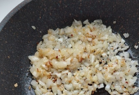 1. Этап. Толстые блины с ветчиной: Лук мелко нарезать и обжарить до мягкости.