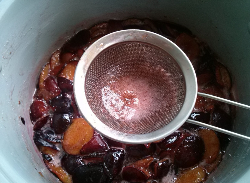 1. Этап. Слива в шоколаде на зиму: Обязательно снимайте пенку. Выключите мультиварку, оставьте содержимое остывать на 2 часа.