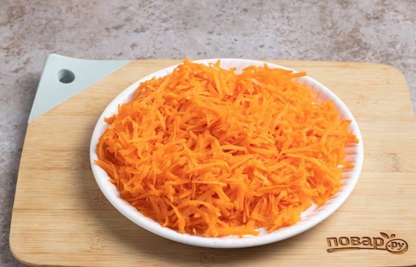 1. Этап. Паштет из моркови с грецкими орехами: Морковь помойте, очистите от кожуры и натрите на крупной терке.