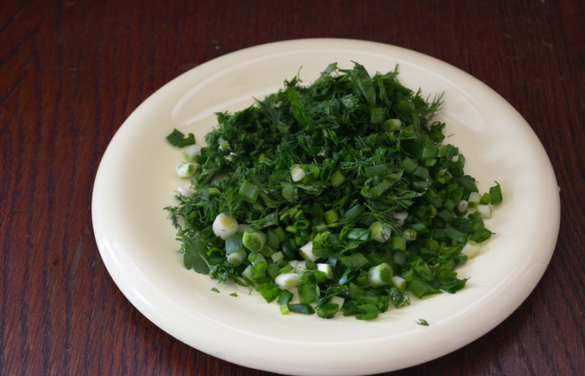 1. Этап. Салат с мясом и огурцом: Лук, укроп, черемшу и петрушку нарезать мелко.