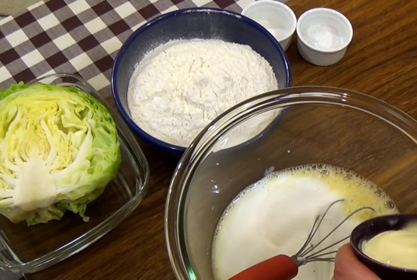 1. Этап. Быстрый наливной пирог с капустой: 2. Приготовьте тесто: кефир или сметану хорошо смешайте с содой. Взбейте венчиком яйца, добавьте к ним кефир или сметану с содой и майонез. Хорошо перемешайте.