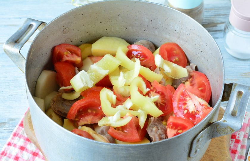 1. Этап. Рагу из желудочков с баклажанами: Всыпьте кусочки помидоров и сладкого перца. Тушите рагу еще 15 минут, поперчите по вкусу.