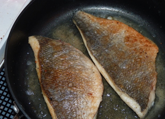 1. Этап. Лещ жареный: 3. В сковороде на средне-высоком огне разогрейте сливочное масло. Выложите леща шкуркой вниз. Обжарьте с одной стороны минут 5-6, затем переверните и жарьте еще 5 минут.