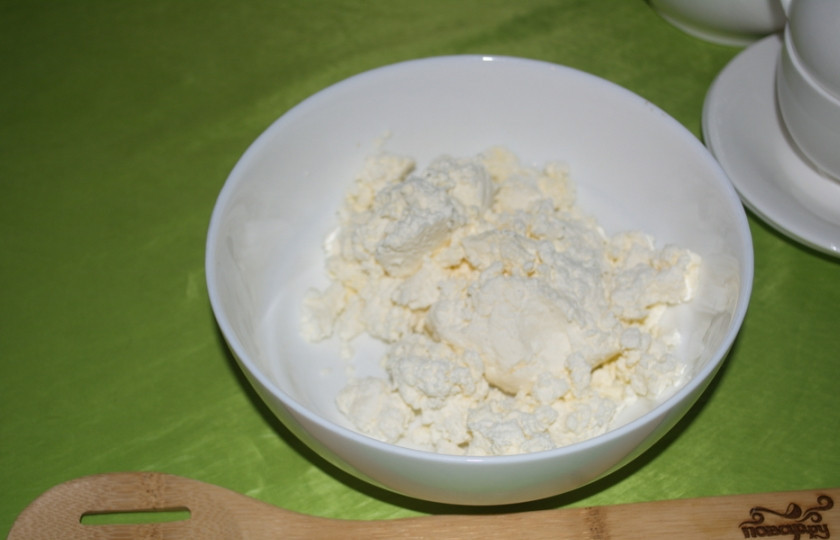 1. Этап. Ачма из лаваша с творогом: Разомните вилкой. Слегка посолите. Выдавите через пресс чеснок (чеснок класть не обязательно, но так вкуснее).