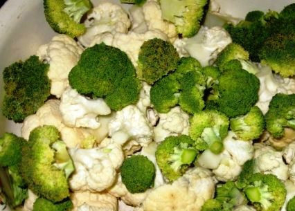 1. Этап. Запеканка из цветной капусты, брокколи и куриной грудки: Цветную капусту и брокколи необходимо отварить, кидаем в кипящую подсоленную воду соцветия, варим 10 минут. Затем перекладываем в холодную воду, а потом откинем на дуршлаг.