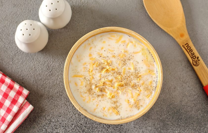 1. Этап. Киш по Джейми Оливеру: Для заливки взбейте яйца со сливками, добавьте тертый сыр, соль и молотый перец по вкусу.