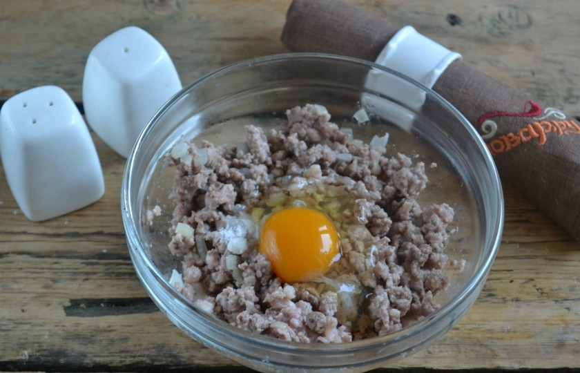 1. Этап. Каннеллони с фаршем под томатным соусом: Полуобжаренный фарш слегка охладите, добавьте к нему 1 яйцо, соль. Хорошенько размешайте.